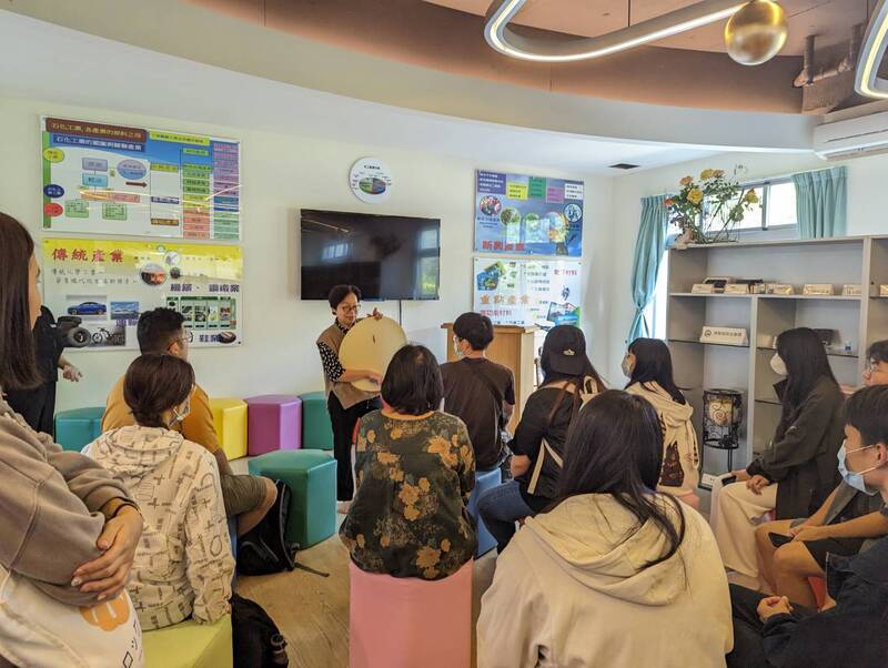 化工系黃淑玲老師帶領同學到化工系展示廳Showroom進行場域觀察及化工原物料之認識1圖片