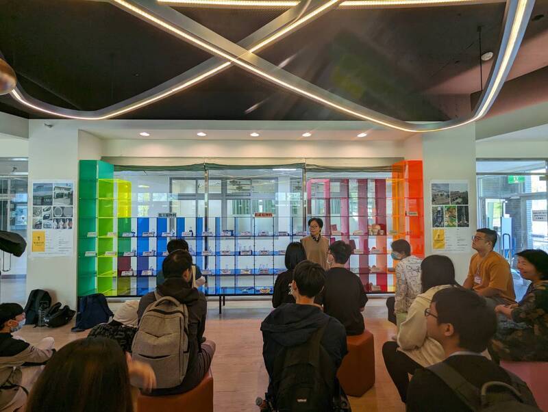 化工系黃淑玲老師帶領同學到化工系展示廳Showroom進行場域觀察及化工原物料之認識2圖片