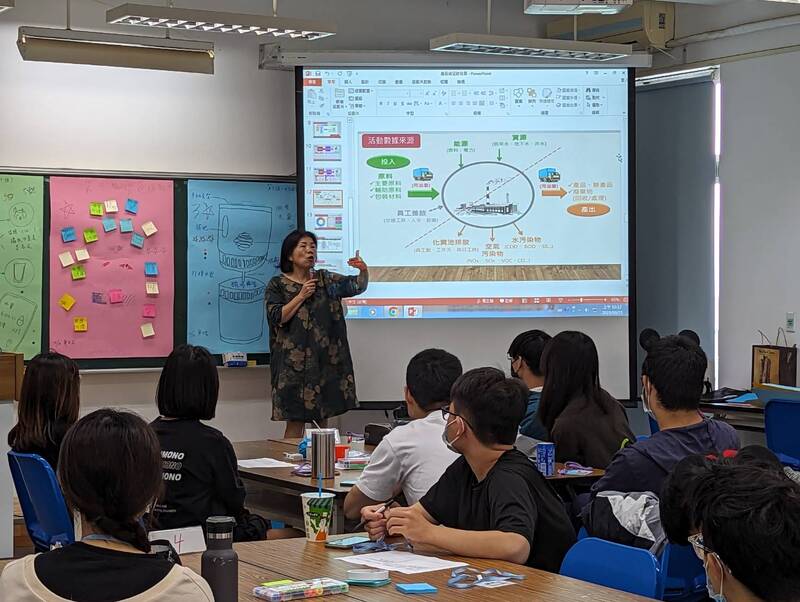 電機系陳美玲老師進行產品碳足跡的主題授課圖片