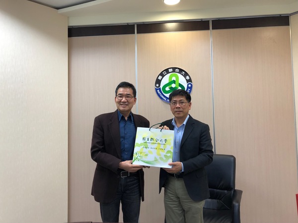 蔡東湖校長致贈紀念品給苗栗榮服處徐偉光處長