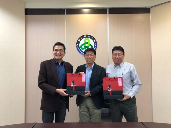 蔡東湖校長和張良漢副校長代表接受苗栗榮服處徐偉光處長致贈紀念品