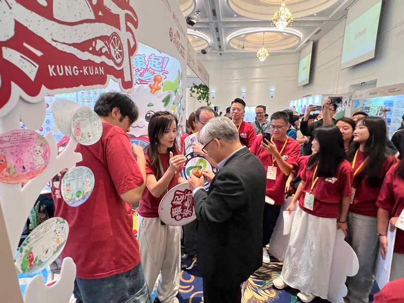 圖4.團隊於靜態展區向農村水保署陳俊言署長介紹台灣第一杯鮮果紅棗咖啡「冷萃鮮果棗凍飲」，說明如何促成公館鄉農會與老窩咖啡的合作機會圖片