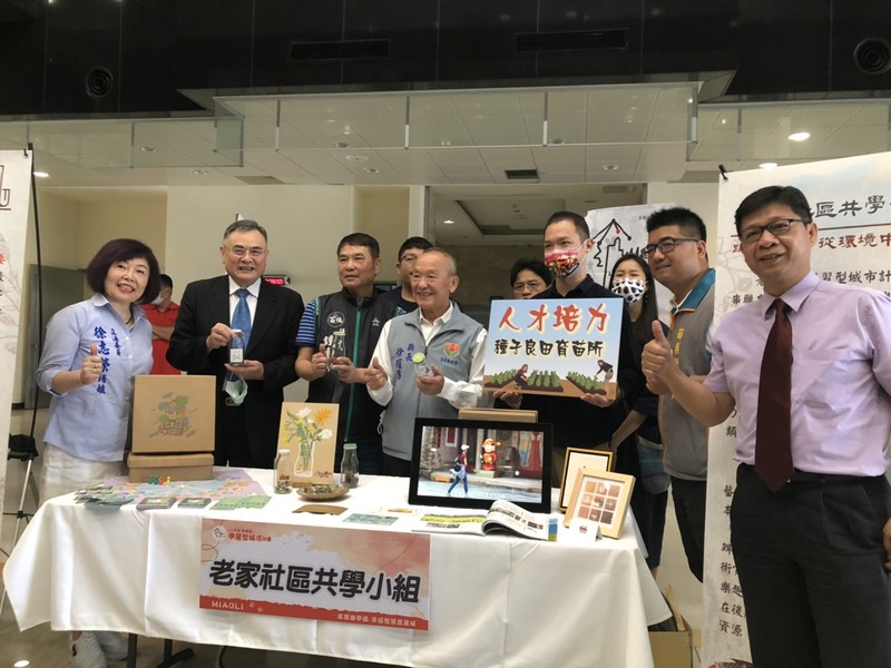 李偉賢校長和文創系李威霆主任與徐耀昌縣長展示攤位巡禮圖片