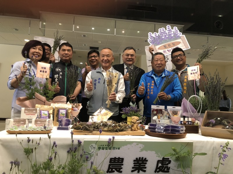 李偉賢校長和文創系李威霆主任與徐耀昌縣長展示攤位巡禮1圖片