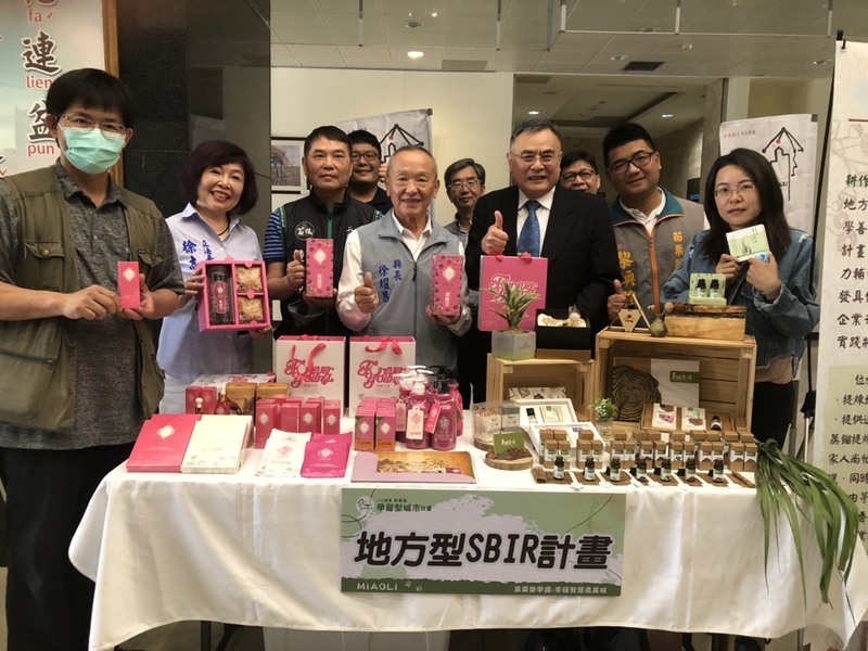 李偉賢校長和文創系李威霆主任與徐耀昌縣長展示攤位巡禮2圖片