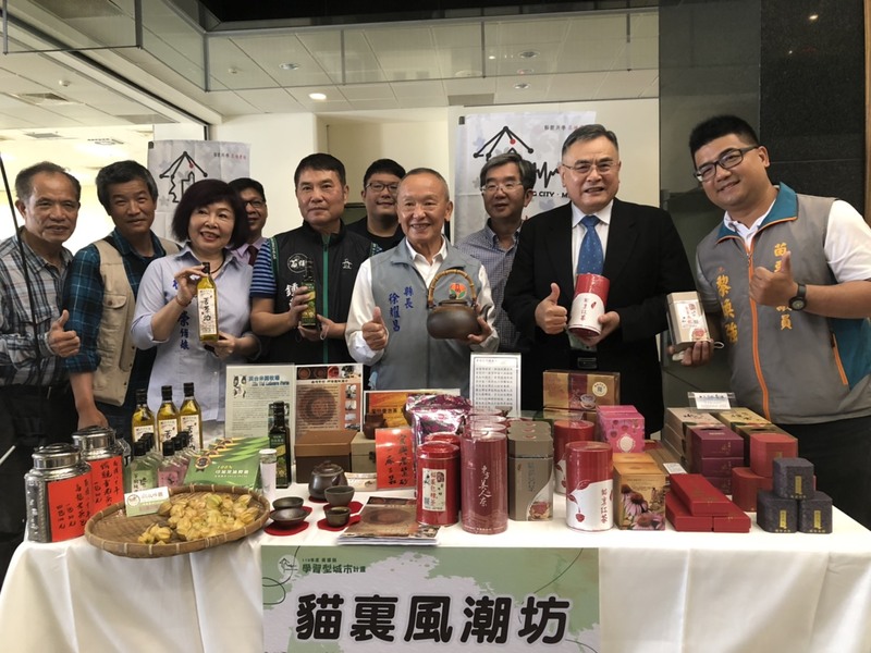 李偉賢校長和文創系李威霆主任與徐耀昌縣長展示攤位巡禮3圖片