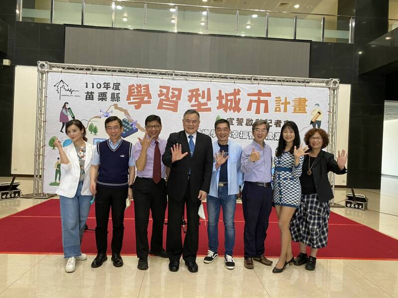 李偉賢校長與文創系老師會場合影圖片