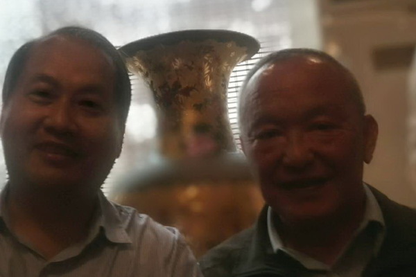徐義權老師與苗栗縣長徐耀昌(右)合影