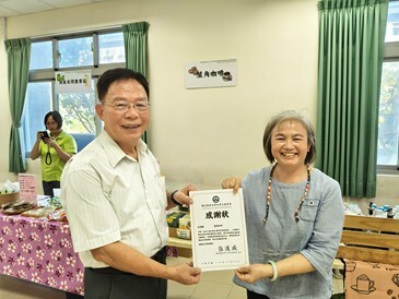 圖2.國立聯合大學副校長劉鳳錦 頒發攤商感謝狀圖片