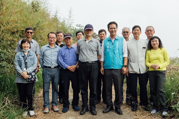 楊長鎮主委、邱鎮軍市長及林本炫院長等人在營頭崠登山口合照