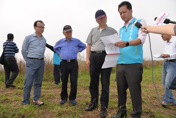 楊長鎮主委、邱鎮軍市長在營頭崠山頂討論規劃史蹟公園之構想