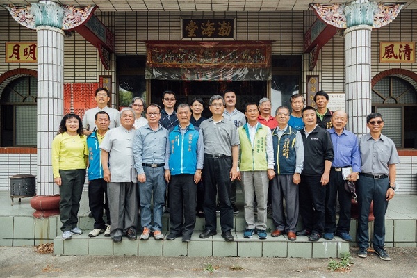 楊長鎮主委和關心1895年乙未戰爭史蹟的銅鑼地方人士在吳氏宗祠前合影