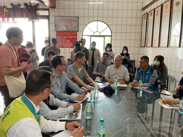 楊長鎮主委聽取吳氏宗祠管理委員會吳德鈺主委說明「吳氏家譜」調查及「吳氏宗祠」重修經過