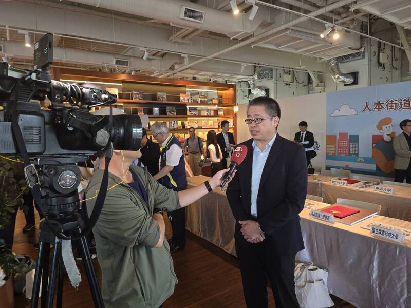 圖3.聯大侯帝光校長接受記者採訪圖片