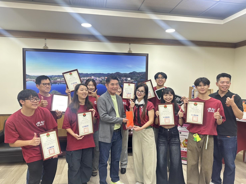 苗栗縣長鍾東錦親自接見「棗起！寮一下」團隊，並頒發感謝狀，肯定青年投入公館地方創生的努力。圖片
