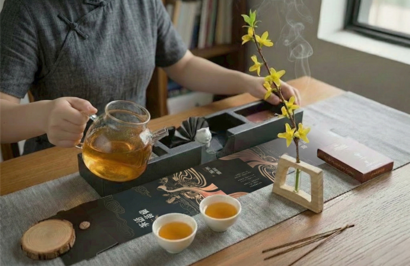 圖7.展開包裝，即可轉化為一組完整的行動茶席，從桌旗鋪陳到茶盤擺設，再到茶寵點綴，營造出具有文化敘事與儀式感的品茗情境，讓喝茶成為一種隨時可展開的生活體驗圖片