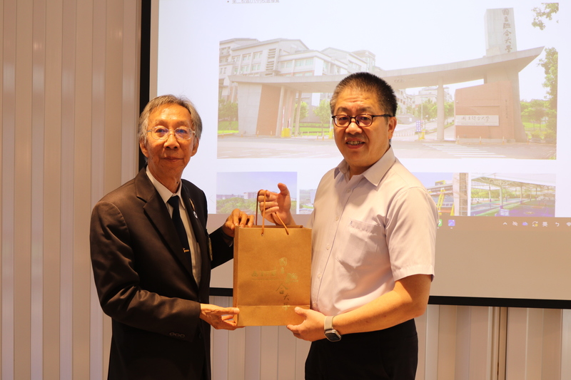 圖1.國立聯合大學侯帝光校長與KMUTT Suvit Saetia校長互贈紀念品圖片