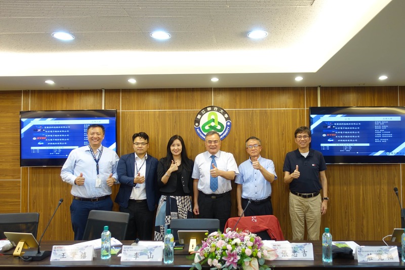 本校長官與貴賓合照圖片