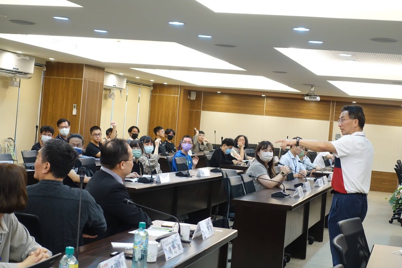 講者與本校學生互動圖片