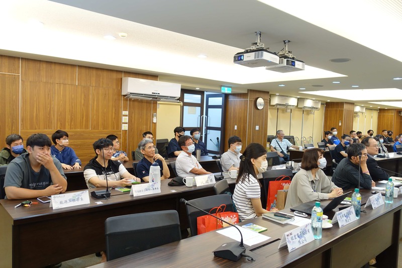 認真聽講的師長及學生圖片