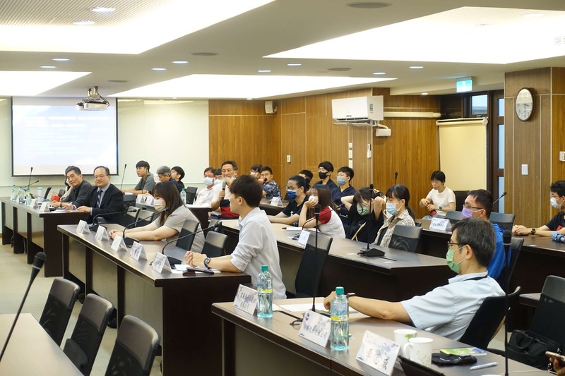 認真聽講的師長及學生圖片