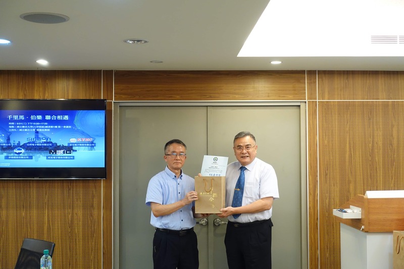 校長致贈感謝狀及紀念品(莊寬福總經理)圖片