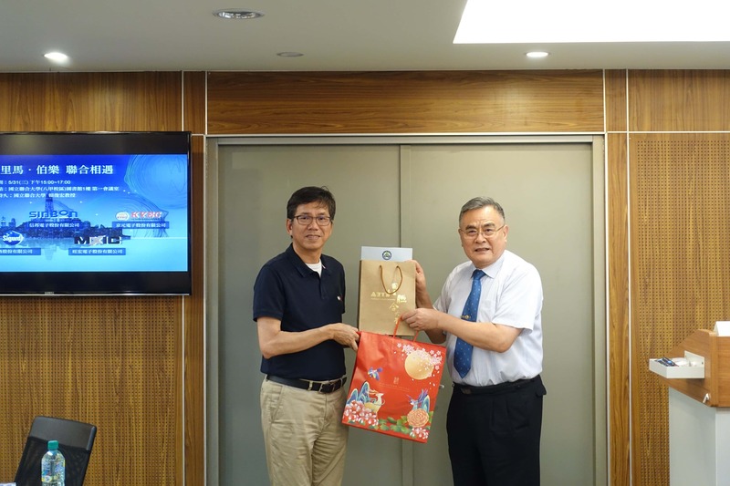 校長致贈感謝狀及紀念品(張忠吉副廠長)圖片