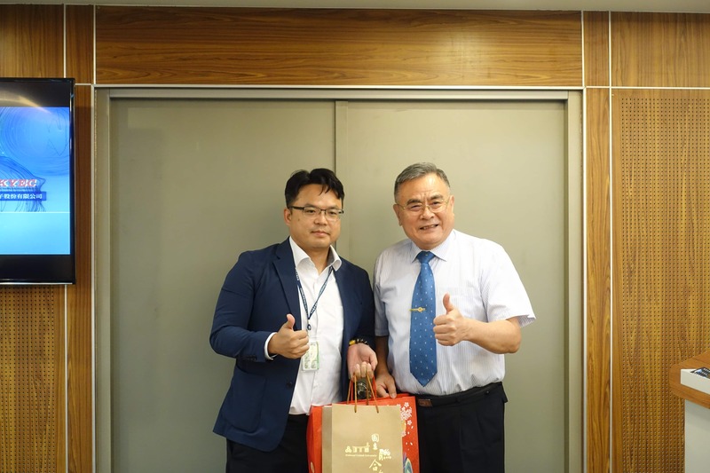 校長致贈感謝狀及紀念品(王肇禧經理)圖片