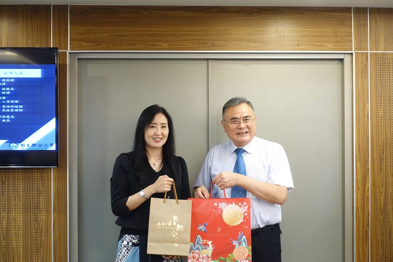 校長致贈感謝狀及紀念品(林汶資深處長)圖片