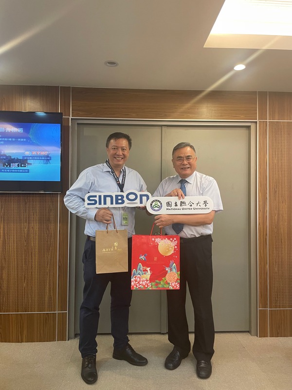校長致贈感謝狀及紀念品(李山協理)圖片