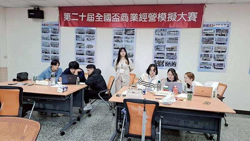 圖1.12月13日(六)10隊晉級隊伍齊聚國立聯合大學進行現場競賽圖片