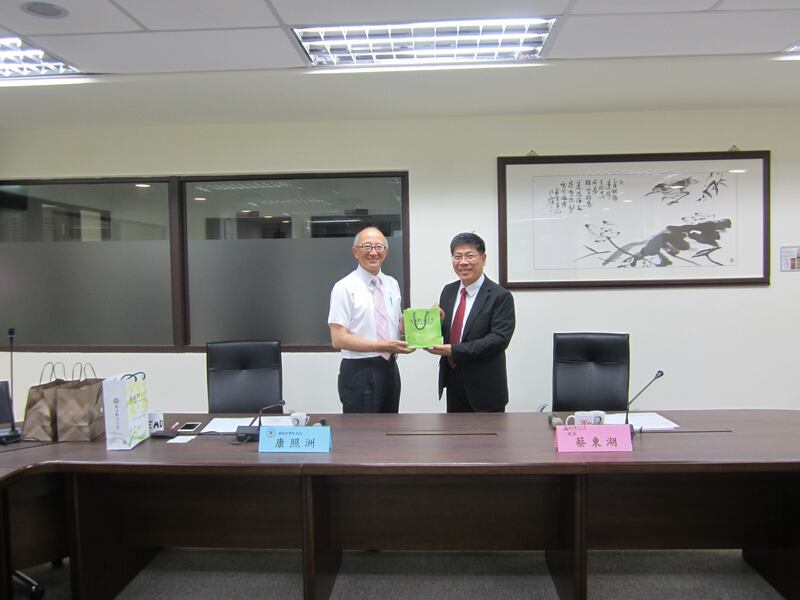 國立聯合大學蔡東湖校長(右)致贈紀念品給國立陽明大學康照洲院長圖片