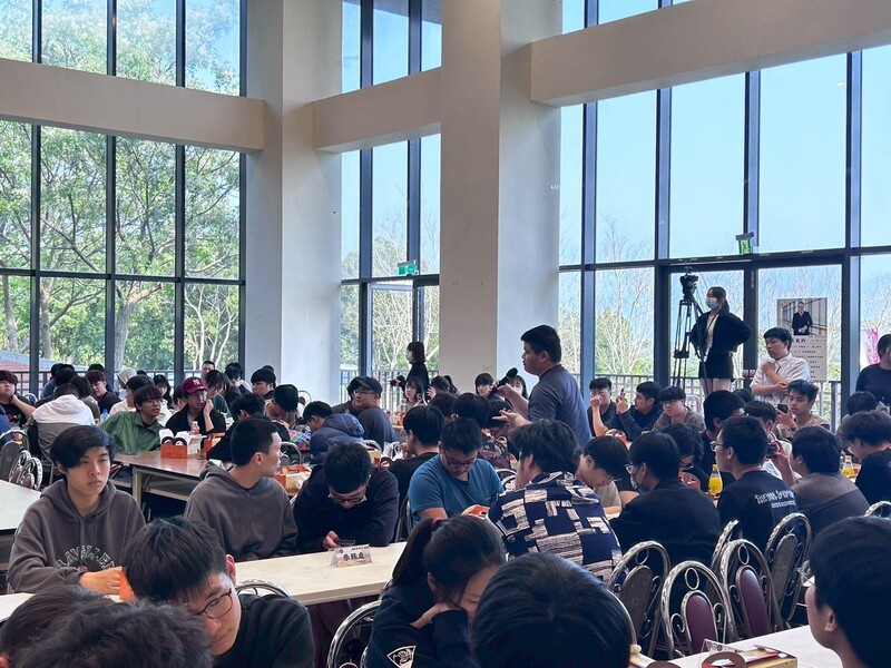 圖2.與校長有約活動中同學積極發言,與校方良性溝通圖片