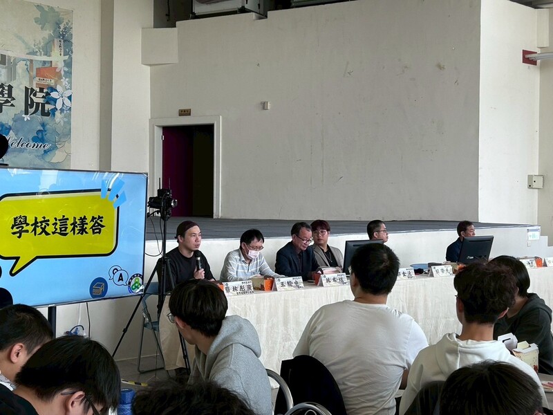 圖5.教務處教學發展中心蔡林彤飛主任(左1)積極回應學生問題圖片