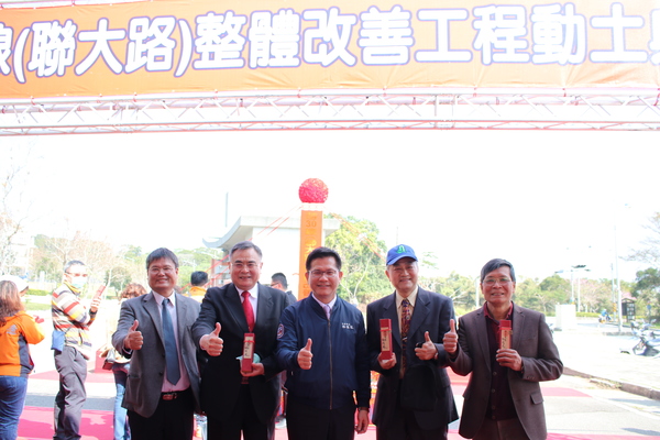 李偉賢校長(左2)、總務處杜明河總務長(左1)、黃勝銘主任秘書(右2)、校友服務組羅接興組長(右1)和交通部林佳龍部長(右3)合影