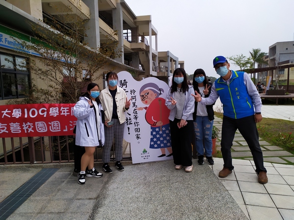 陳正明教官與參加學生及聯阿嬤合影