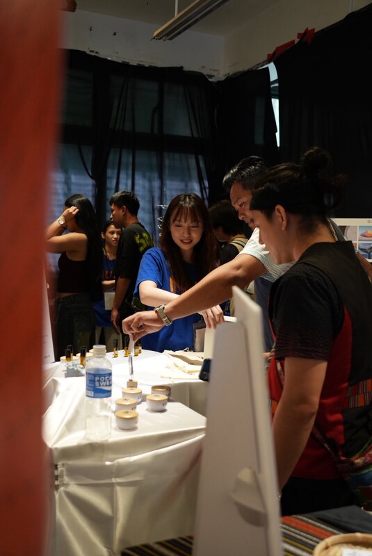 圖3.原專班學生為與會來賓介紹成果作品圖片