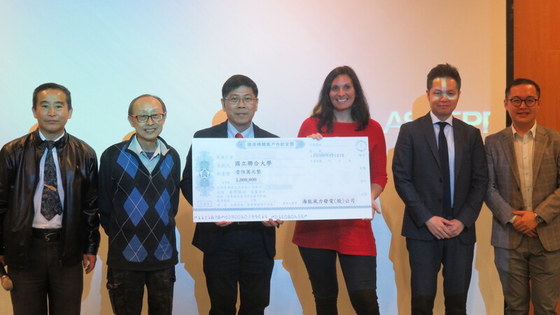 校長蔡東湖(左3)接受麥格理資本控股公司資深副總裁Sharn Ward (右3)致贈學程補助款一百萬元圖片