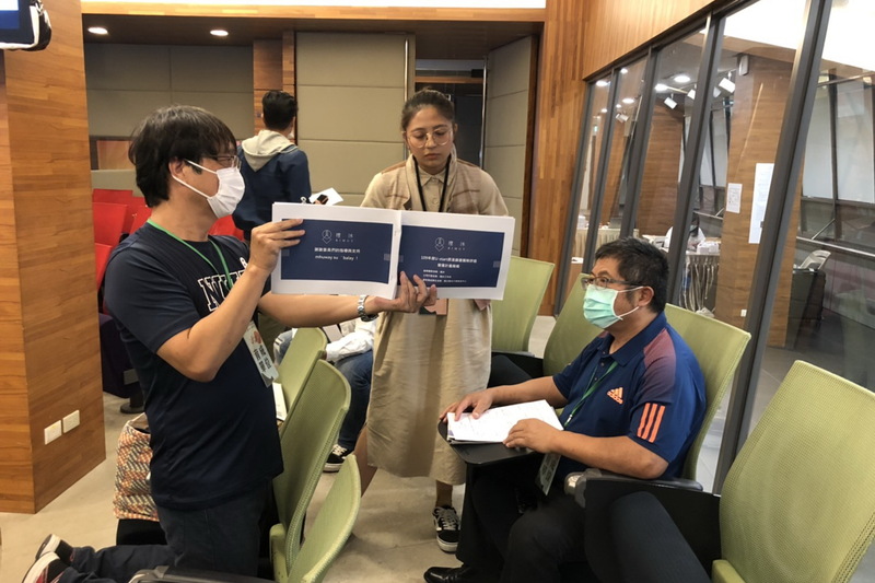 109年10月12日績優團隊評選會場，林珍珠加緊練習，劉榮春經理在旁協助。圖片