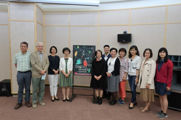 人社院教師與陳國榮院長(左一)、黃翠娥教授(左四)、林雪星教授(右七)合影__2020.10.07