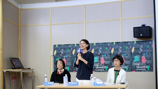 主持人黃惠禎院長介紹主講者黃翠娥教授(右)及與談人林雪星教授(左)__2020.10.07