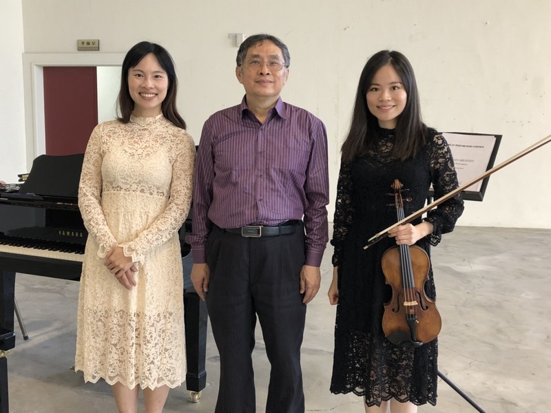 鋼琴家陳麗安老師(左)、導聆者鄭冬佶醫師(中)和小提琴家王亭方老師合影