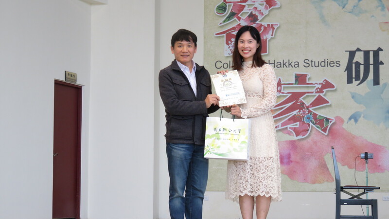 藝術中心何修仁(左)致贈感謝狀給鋼琴家陳麗安老師