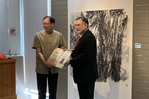 校長李偉賢(右1)致贈感謝狀及藝文之友證書