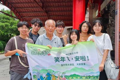 與海墘里的在地耆老鄭老師合影。