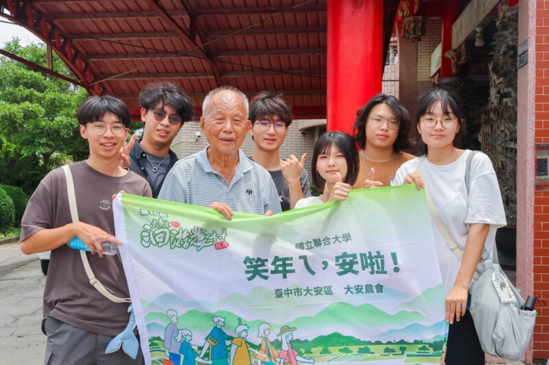 圖1.與海墘里的在地耆老鄭老師合影圖片