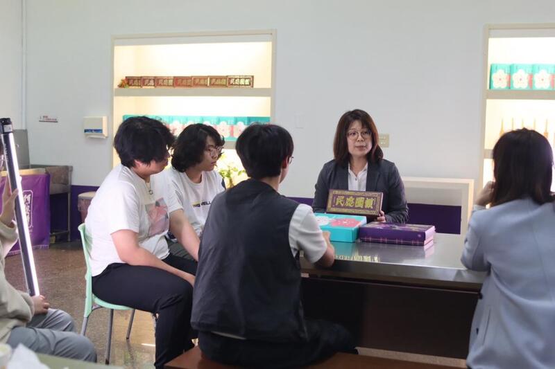 圖3.阿聰師吳佩娜總經理與學生分享大安芋頭及糕餅的故事圖片