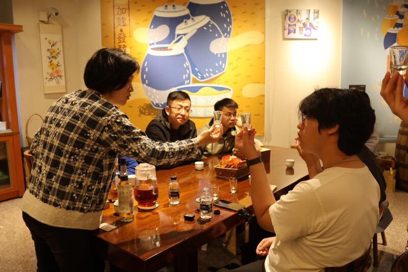 圖4.安貝斯釀酒故事館洪麗霜執行長介紹每款酒的特色，品酒後，更深入了解釀酒背後的故事與風味圖片