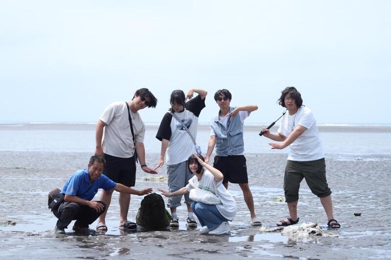 圖6.與在地生態螃蟹老師凃進興先生發掘大安海豹石圖片