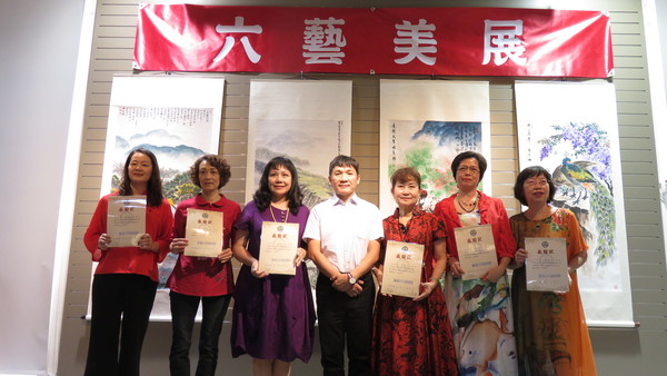 聯大藝術中心主任何修仁老師(左4)致贈感謝狀給六位展出畫家